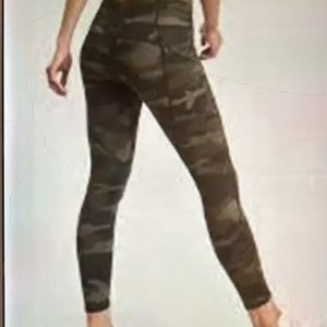 Athleta Ultimate Camo 7/8 Legging (S)